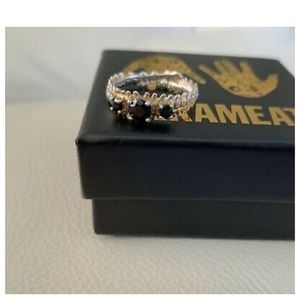 Verameat sapphire spine ring